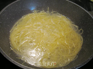 Stir-fried Spaghetti with Shredded Pork recipe