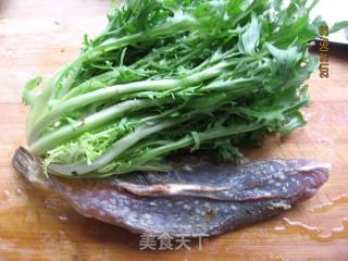 Garlic Bitter Chrysanthemum Mixed with Dried Fish recipe