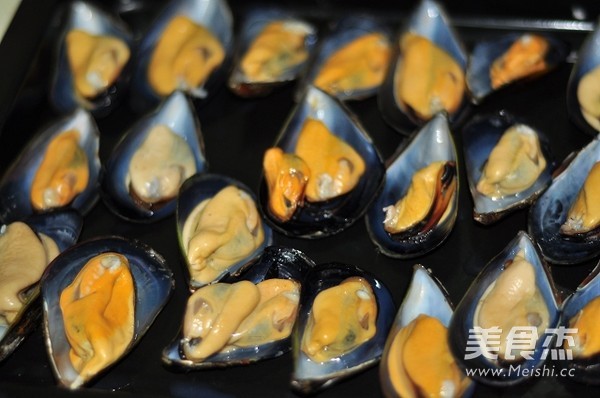 Grilled Mussels with Sesame Cheese recipe