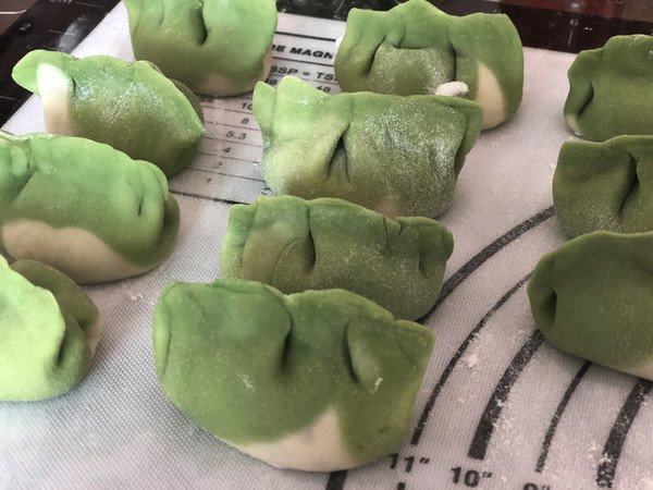 Jade and White Jade Dumplings with Three Fresh Shrimp Stuffing recipe
