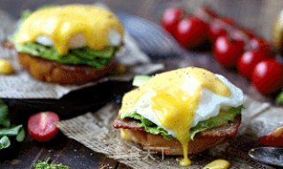 This Juicy Egg Benedict is A Breakfast that Combines Nutrition and Beauty recipe