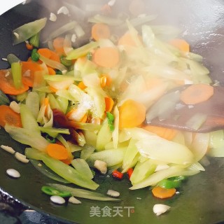 Stir-fried Green Bamboo Shoots with Carrots recipe