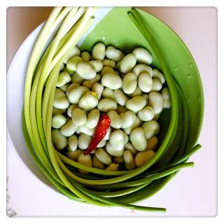 Stir-fried Broad Beans with Garlic Moss recipe