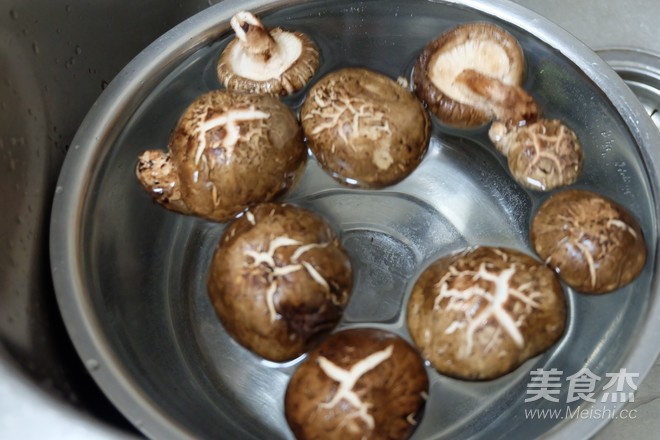 Braised Noodles with Mushrooms and Beans recipe