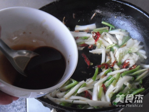 Stir-fried Cabbage Strips with Spinach Stem recipe