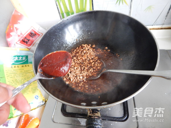 Sauce-flavored Pork Noodles recipe