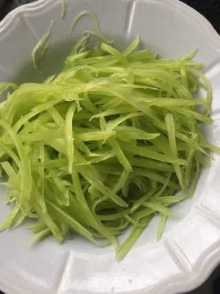 Stir-fried Shredded Lettuce with Fresh Shrimp recipe