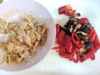 Stir-fried Chicken with Mushrooms and Red Peppers recipe