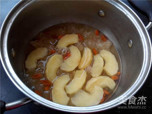 Apple Tremella Wolfberry Soup recipe