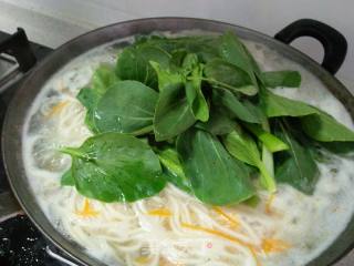 Green Clams Stewed Pork Stick Noodles recipe