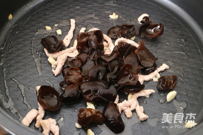 Stir-fried Fungus with Green Pepper and Shredded Pork recipe