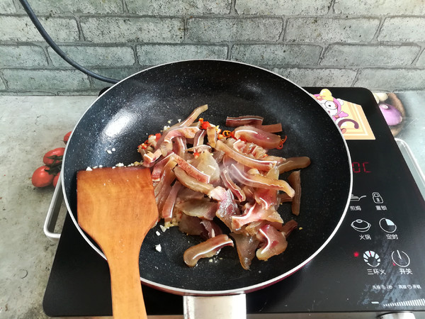 Stir-fried Pork Ears with Green Peppers recipe