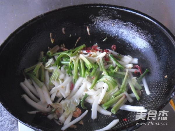 Stir-fried Cabbage Strips with Spinach Stem recipe