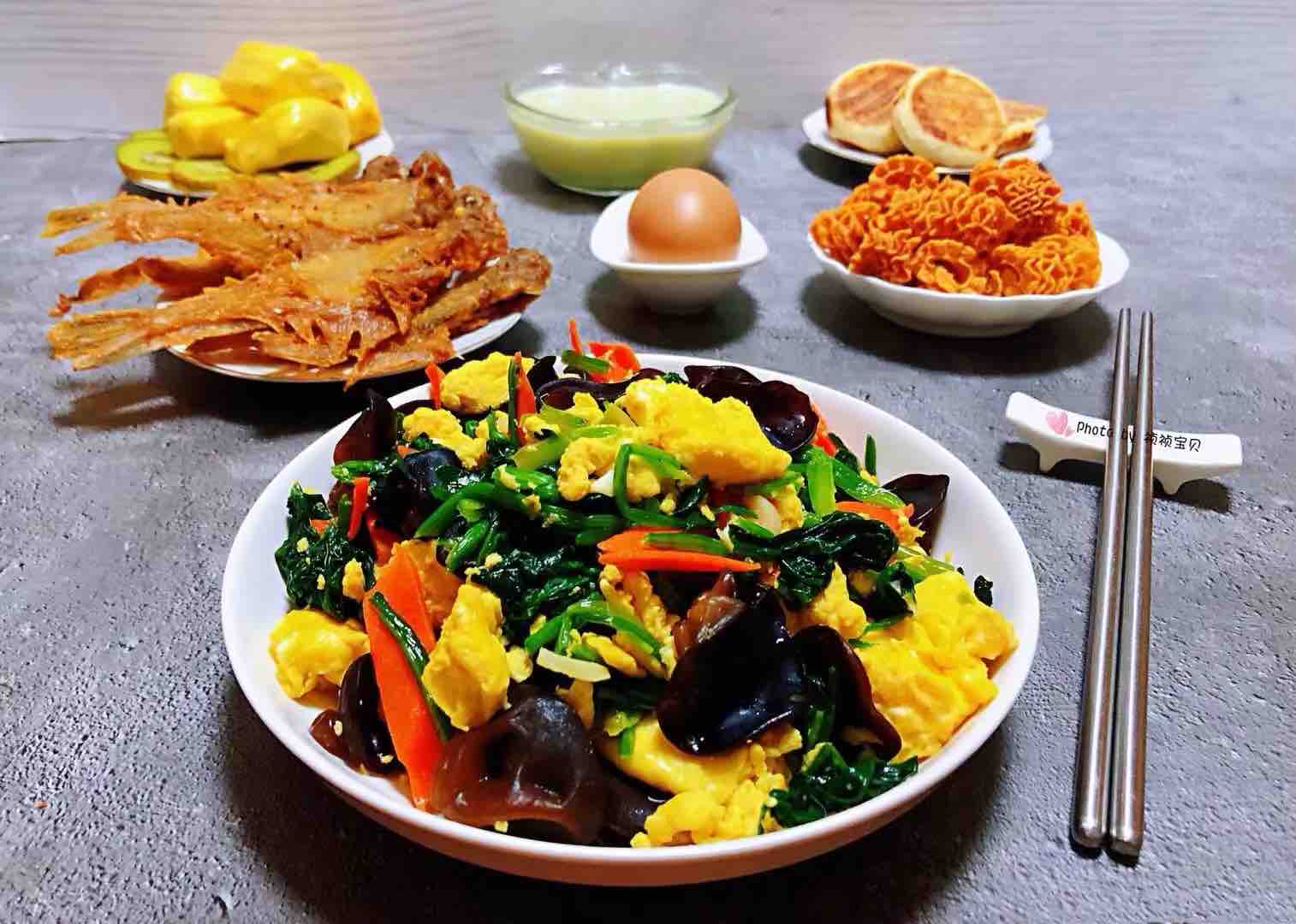 Scrambled Eggs with Spinach and Fungus recipe