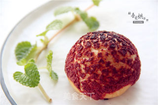 A Red Yeast Pastry is The Most Pleasant in Autumn-red Yeast Pastry Puffs recipe