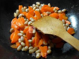 Stir-fried Carrots with Peanuts recipe