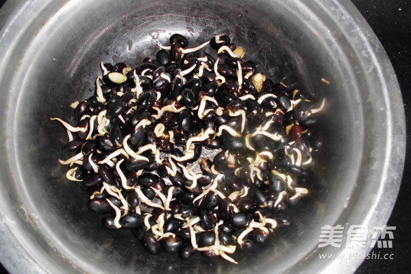 Stir-fried Cabbage with Black Bean Sprouts recipe