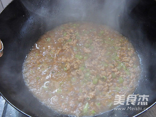 Dry Noodles with Chrysanthemum Meat Sauce recipe