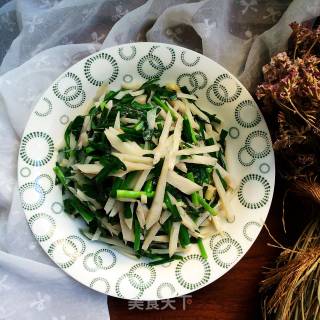 Stir-fried Lotus Root with Leeks recipe