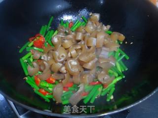 Stir-fried Pork Skin with Garlic Moss recipe