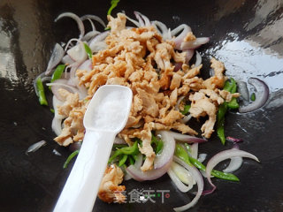 Stir-fried Shredded Chicken with Onions recipe