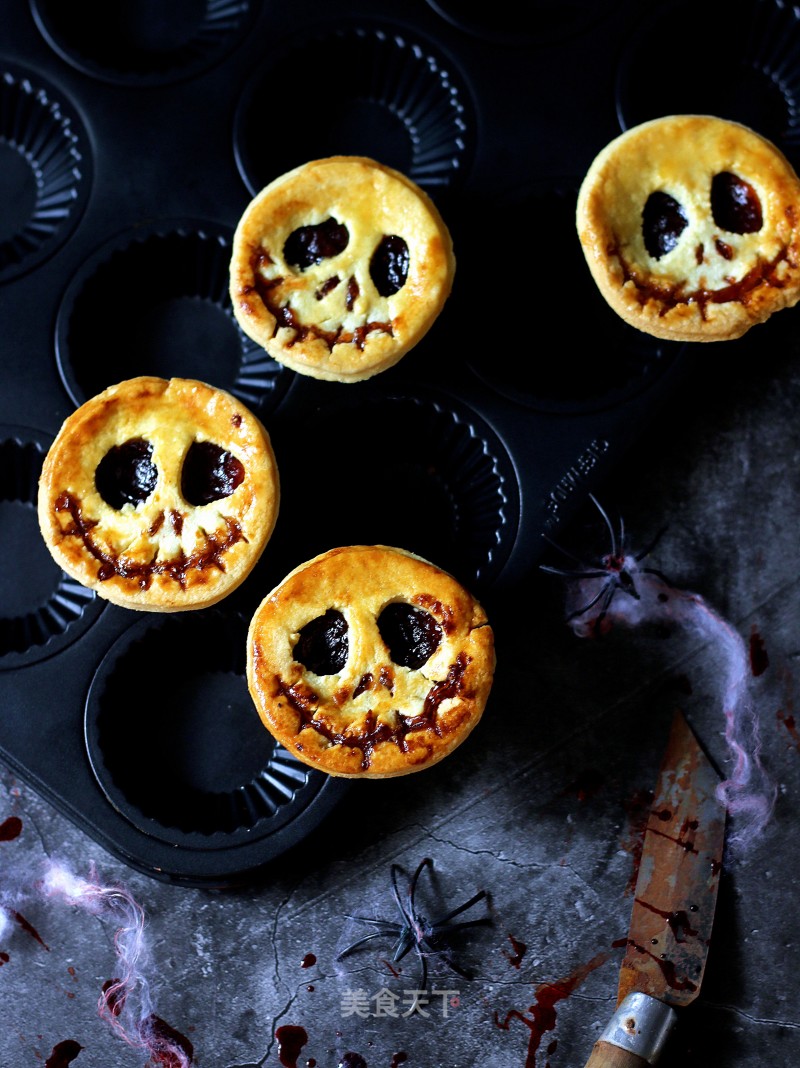 Halloween Scary Face Strawberry Pie recipe