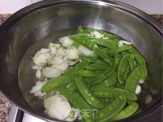 Fried Lily with Snow Peas recipe