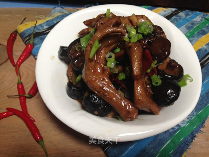 Braised Duck Feet with Beer and Shiitake Mushrooms recipe