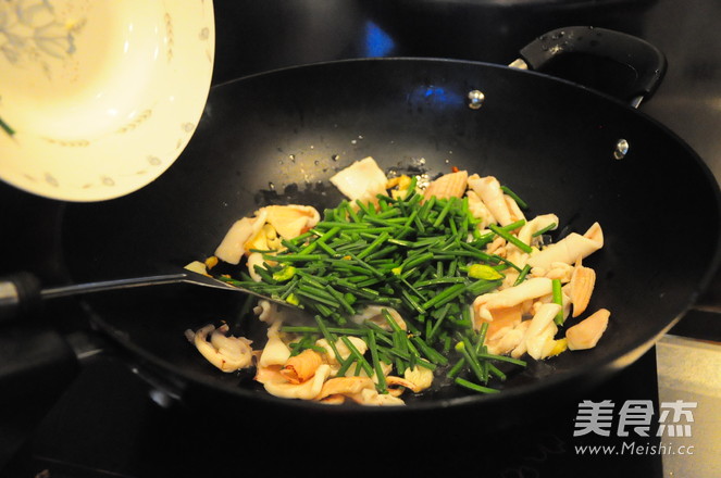 Stir-fried Squid with Leek Moss and Clean Up recipe