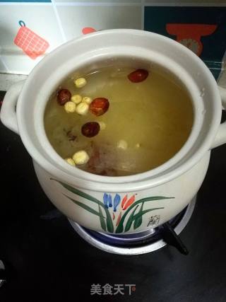 White Fungus and Lotus Seed Soup recipe