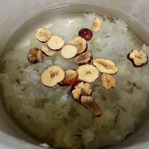 Red Dates, Wolfberry and White Fungus Soup (with Glue in 20 Minutes) recipe