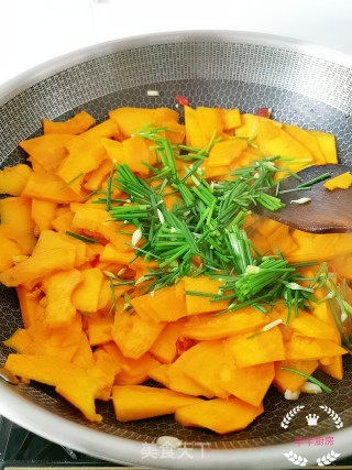 Stir-fried Pumpkin with Leek Flowers recipe