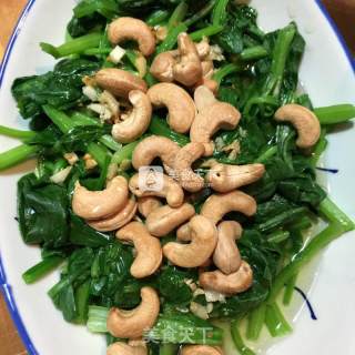 Spinach Mixed with Cashew Nuts recipe