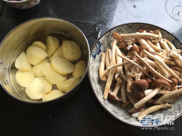 Potato Ribs with Tea Tree Mushrooms in Clay Pot recipe