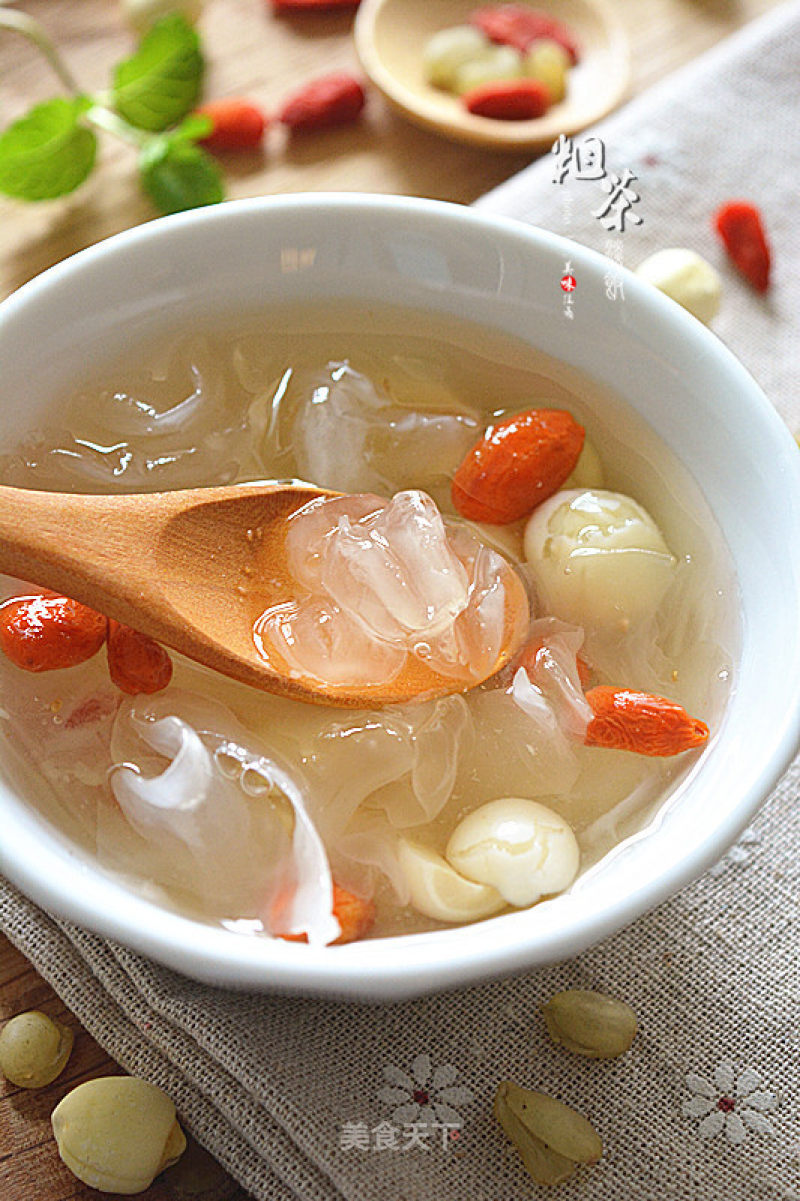 Saponaria, Tremella and Lotus Seed Soup recipe