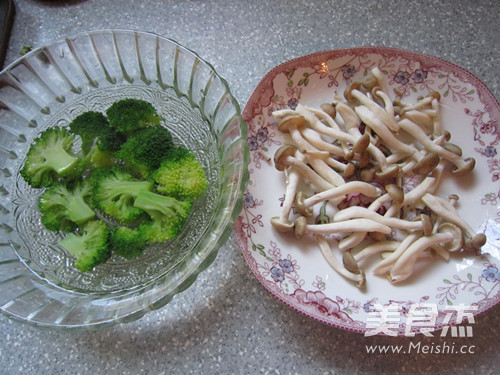 Bamboo Fungus Chicken Breast Meatball Soup recipe