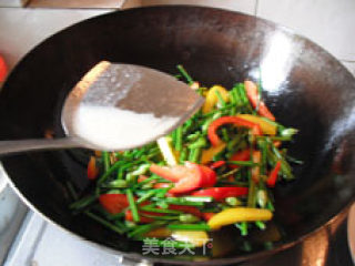 Seasonal Delicacies on The Table in Autumn-fried Squid with Pepper and Chives recipe