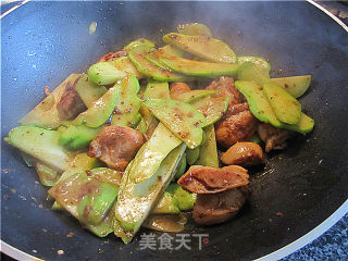 Stir-fried Gassho Melon with Chicken Drumsticks recipe