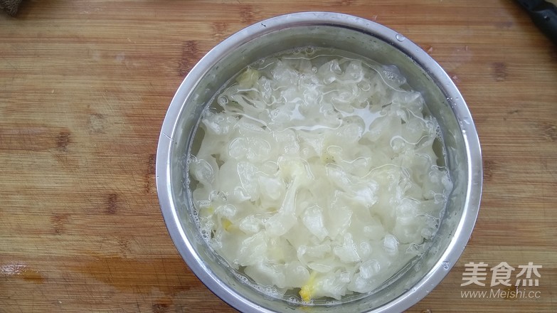 Fresh White Fungus Mixed with Chrysanthemum recipe