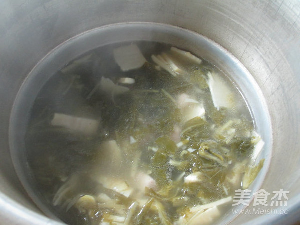 Winter Bamboo Shoots and Keel Soup with Pickled Vegetables recipe