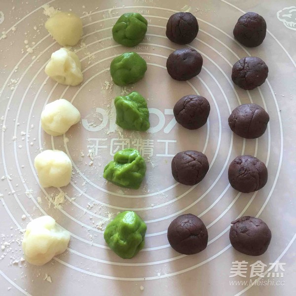 Snowy Moon Cakes (with Bean Paste Recipe) recipe