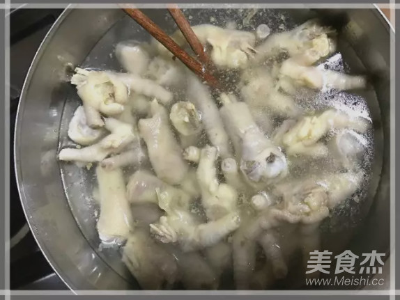 Refreshing and Appetizing Hot and Sour Chicken Feet recipe