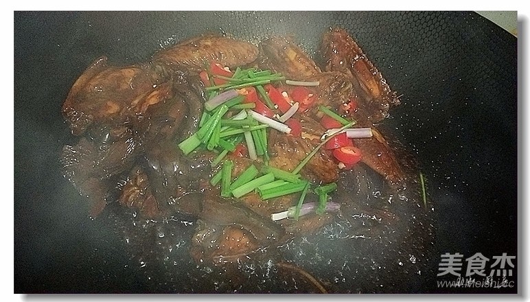 Grilled Chicken Wings with Dry Mushroom recipe