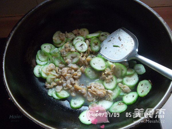 Fried Clam Meat with Loofah recipe