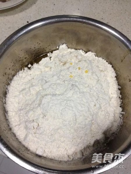 Mooncake with Egg Yolk and Lotus Paste (63g) recipe