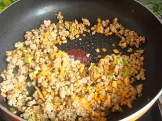 #aca婚纱明星大赛# Roasted Pork Roll with Green Pepper recipe
