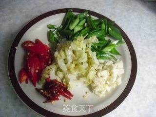 Stir-fried Vetch Noodles with Sour Cabbage recipe