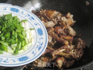 Stir-fried Duck with Garlic and Spicy Sauce recipe