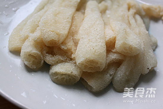 Fried Bamboo Fungus with Okra recipe