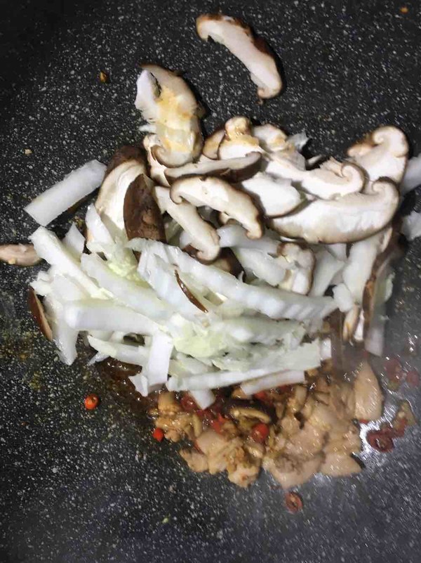 #中卓牛骨汤面# Mushrooms, Meat Slices and Egg Noodles recipe
